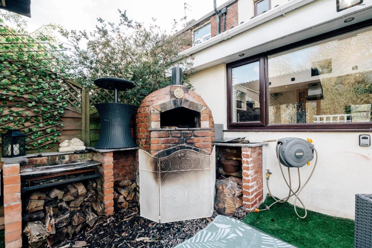Luxury Unique Townhouse With Hottub & Pizza Oven Villa Bolton Exterior photo