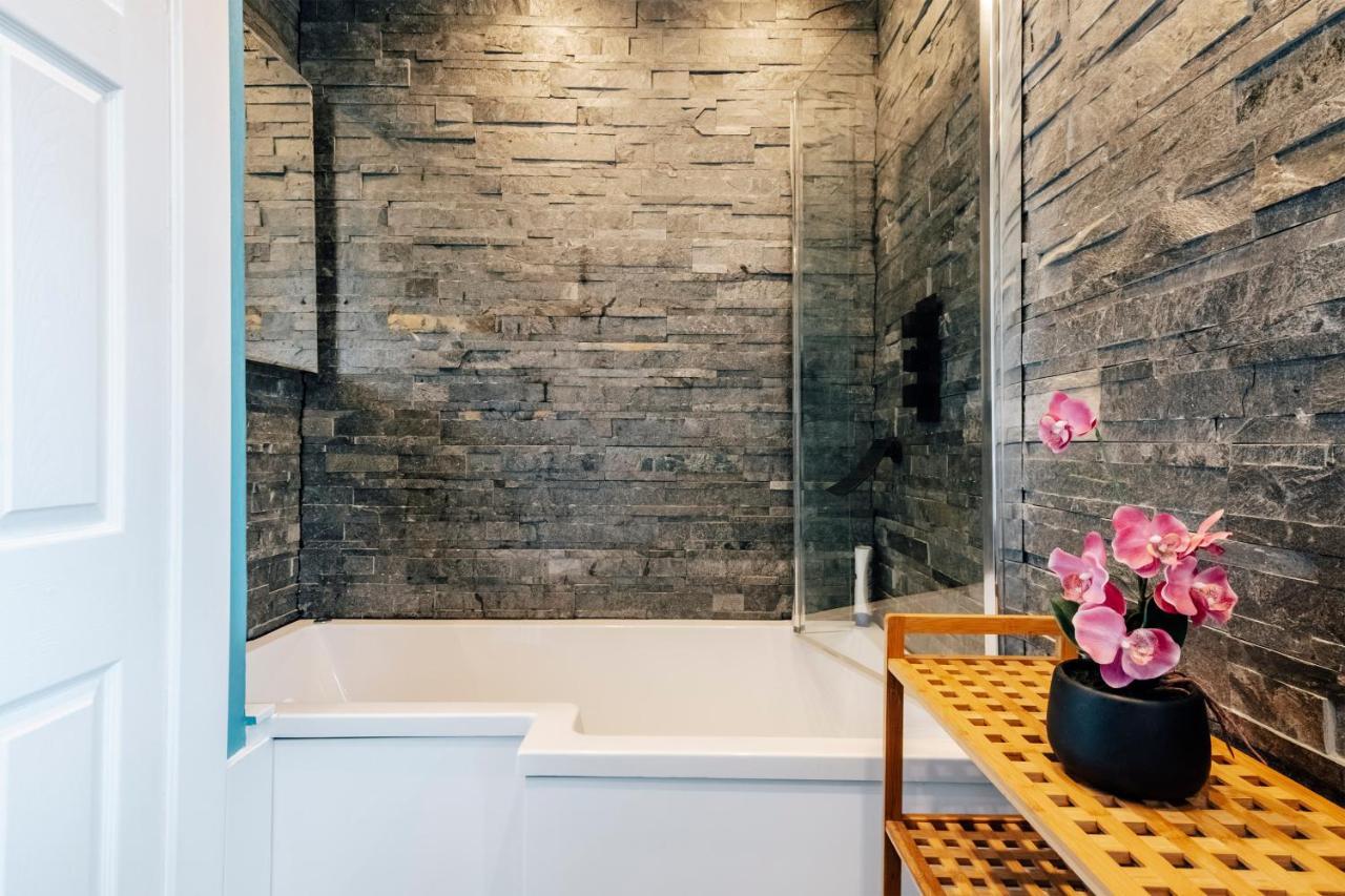Luxury Unique Townhouse With Hottub & Pizza Oven Villa Bolton Exterior photo